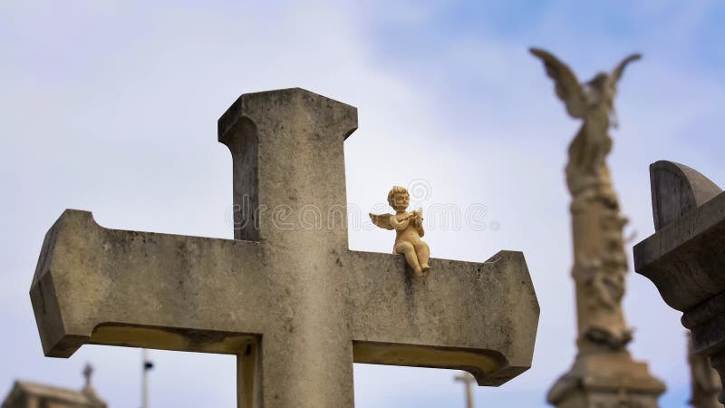 Vieja cruz de piedra con poca escultura del ángel en el cementerio en Niza, Francia del castillo francés imagen de archivo Vieja cruz de piedra con poca escultura del ángel en el cementerio en Niza, Francia del castillo francés imagen de archivo