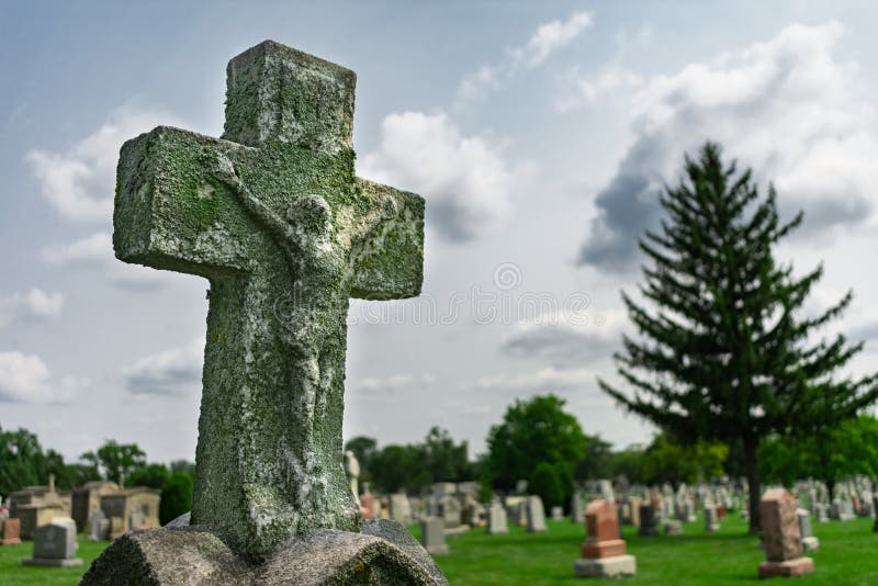 Vieja cruz encima de una piedra sepulcral en un cementerio imagenes de archivo Vieja cruz encima de una piedra sepulcral en un cementerio imagenes de archivo