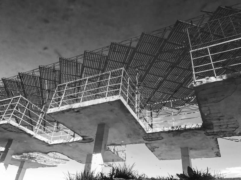 Vieja estructura soviética concreta cerca del Mar Negro en Odessa, Ucrania fotografía de archivo libre de regalías Vieja estructura soviética concreta cerca del Mar Negro en Odessa, Ucrania fotografía de archivo libre de regalías