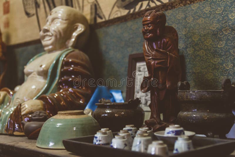 Vieja figura de Buda de la porcelana en anticuario en China imagenes de archivo Vieja figura de Buda de la porcelana en anticuario en China imagenes de archivo