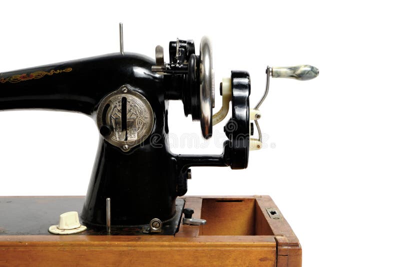 Máquina de coser antigua, retro, vintage y una lámpara de queroseno sobre  un fondo oscuro de una pared abstracta.