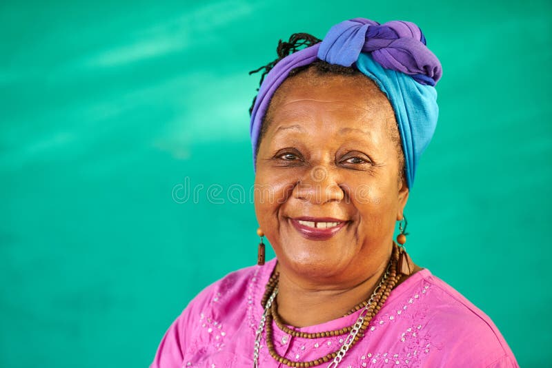 Vieja mujer negra del retrato real de la gente que sonríe en la cámara foto de archivo