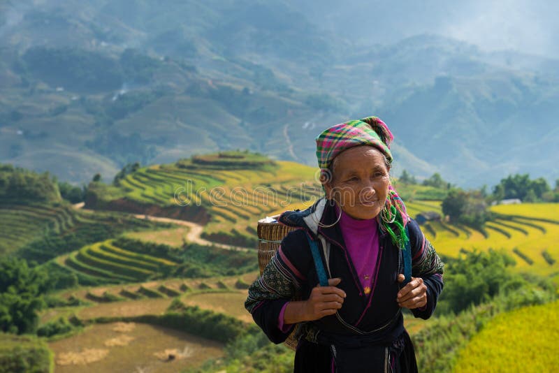 Vieja mujer no identificada de Hmong con el fondo de la terraza del campo del arroz fotos de archivo libres de regalías Vieja mujer no identificada de Hmong con el fondo de la terraza del campo del arroz fotos de archivo libres de regalías