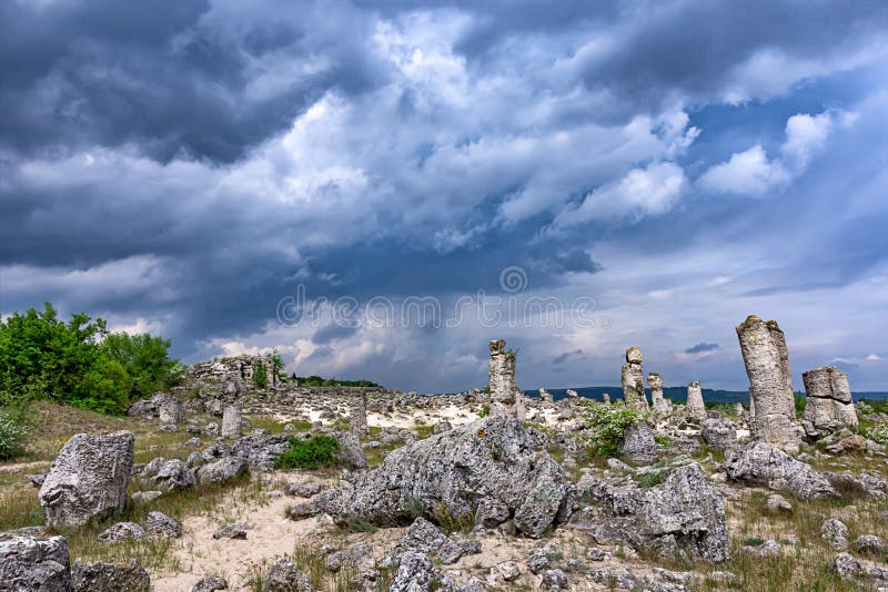 Vieja opinión de Forest Beautiful de la piedra del santuario del fenómeno con la formación de roca famosa cerca de Varna, Bulgari foto de archivo libre de regalías Vieja opinión de Forest Beautiful de la piedra del santuario del fenómeno con la formación de roca famosa cerca de Varna, Bulgari foto de archivo libre de regalías