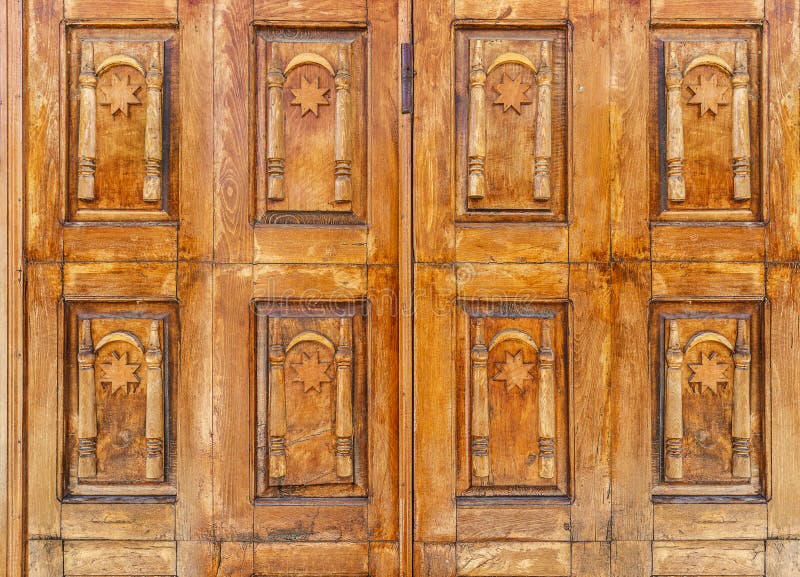 Vieja puerta de madera con el candado foto de archivo libre de regalías Vieja puerta de madera con el candado foto de archivo libre de regalías