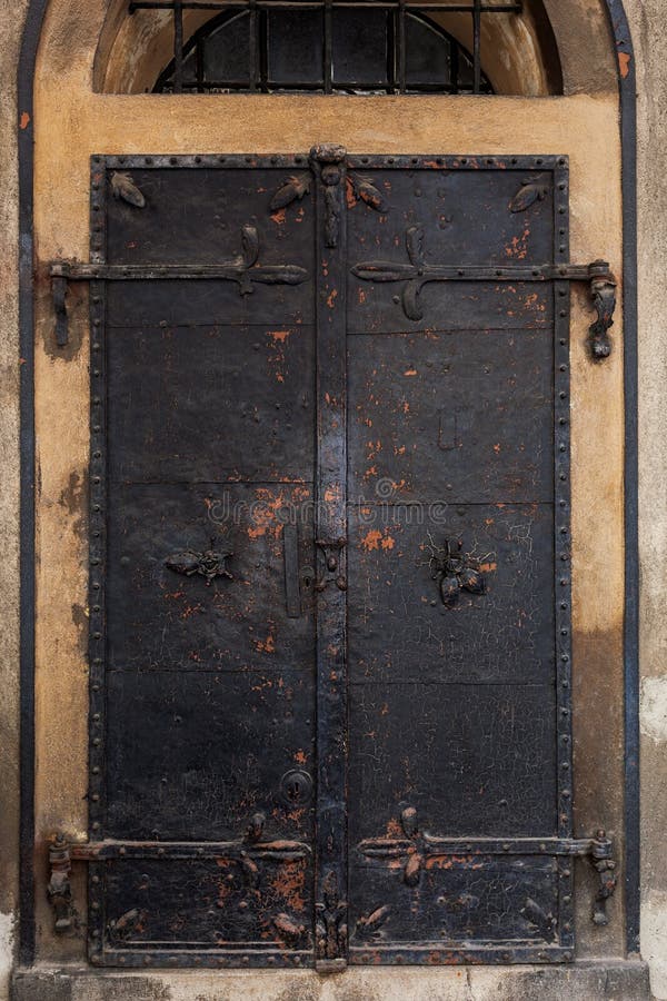 Vieja puerta del hierro, cerrada cerrado y asegurado con los cierres imagen de archivo libre de regalías Vieja puerta del hierro, cerrada cerrado y asegurado con los cierres imagen de archivo libre de regalías