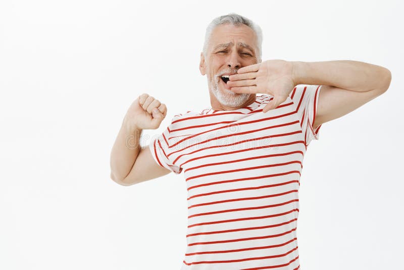 Vieja sensación masculina del pensionista perezosa hoy Hombre mayor hermoso relajado despreocupado con la barba y pelo gris en ca fotos de archivo libres de regalías Vieja sensación masculina del pensionista perezosa hoy Hombre mayor hermoso relajado despreocupado con la barba y pelo gris en ca fotos de archivo libres de regalías