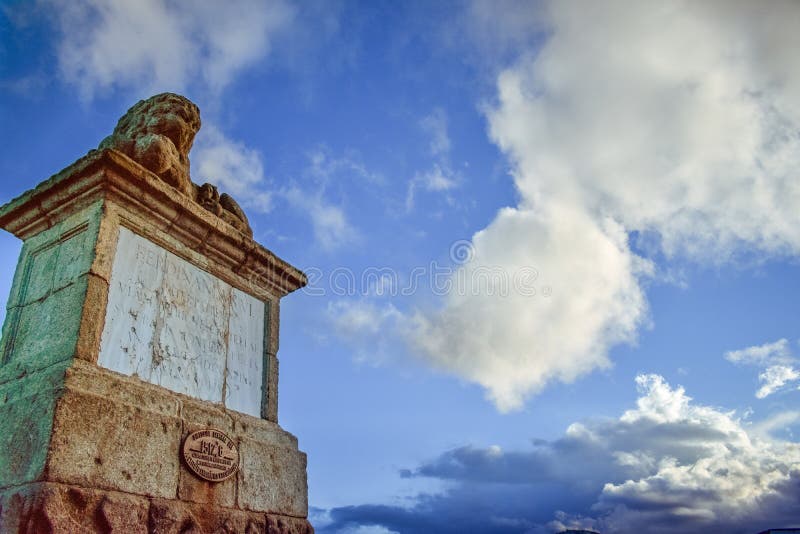 Vieja señal de tráfico del pedestal con un cielo azul y las nubes fotos de archivo libres de regalías Vieja señal de tráfico del pedestal con un cielo azul y las nubes fotos de archivo libres de regalías