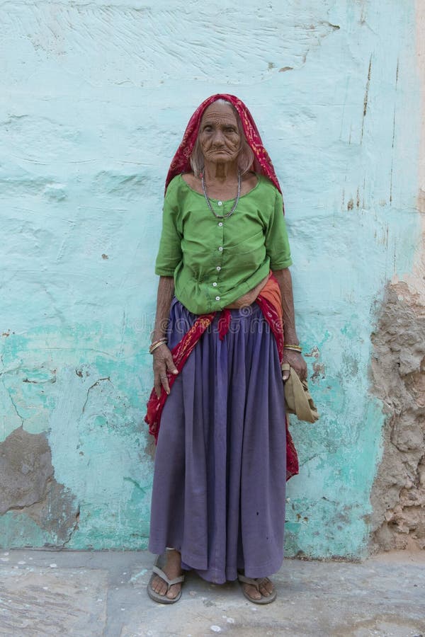 Vieja situación india de la mujer fotografía de archivo Vieja situación india de la mujer fotografía de archivo