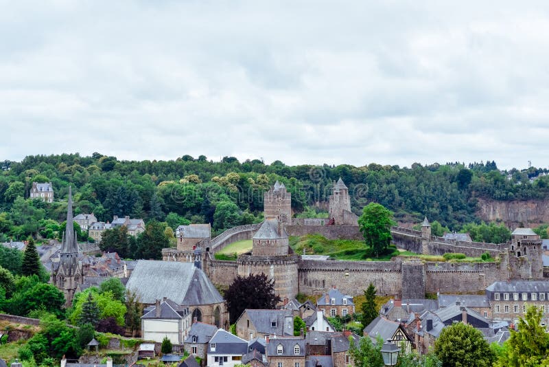 Vieja visita turística de excursión, castillo y fuerte de la ciudad de Fougeres Pueblo francés de Bretaña foto de archivo Vieja visita turística de excursión, castillo y fuerte de la ciudad de Fougeres Pueblo francés de Bretaña foto de archivo