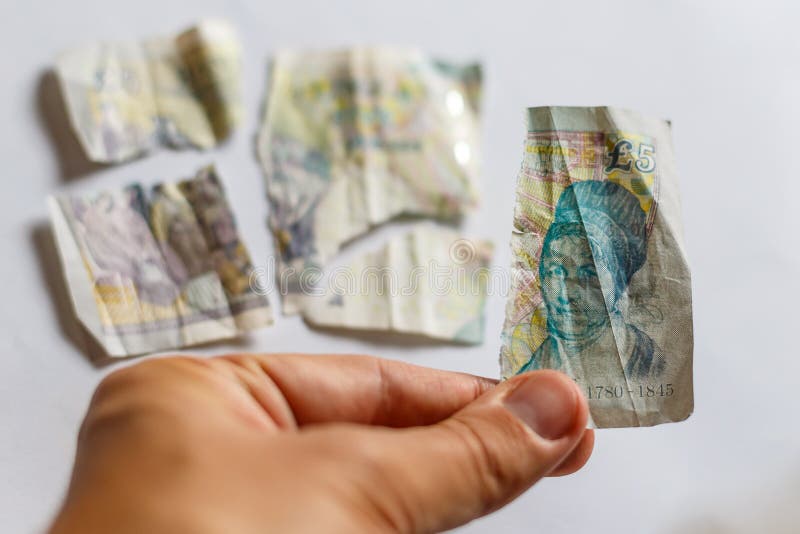 Viejas 5 libras de nota de papel destrozada foto de archivo Viejas 5 libras de nota de papel destrozada foto de archivo