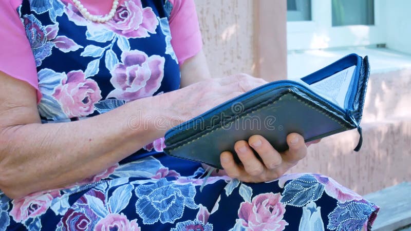 Viejas manos femeninas que sostienen el libro abierto