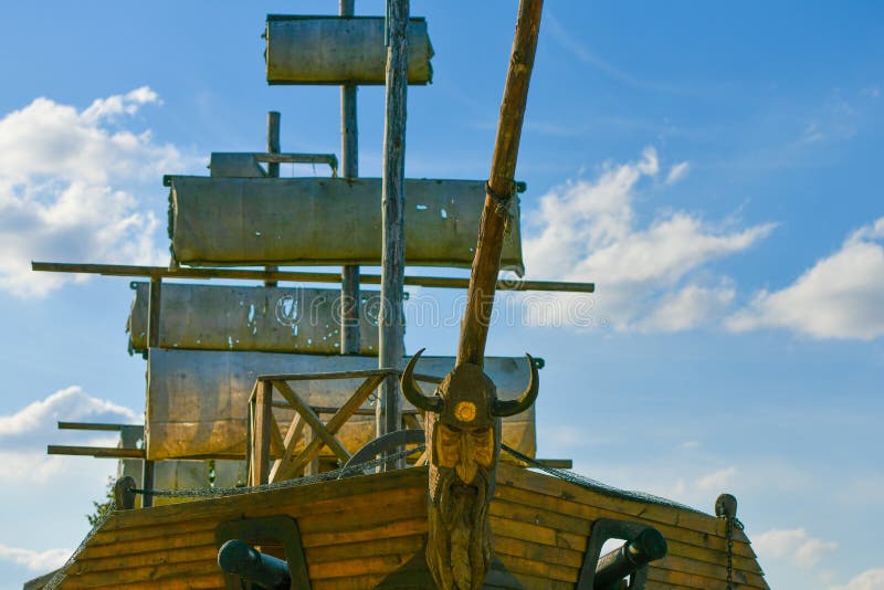 Viejo barco de madera. Contra el cielo azul. Los piratas de los 04 del Caribe foto de archivo libre de regalías Viejo barco de madera. Contra el cielo azul. Los piratas de los 04 del Caribe foto de archivo libre de regalías