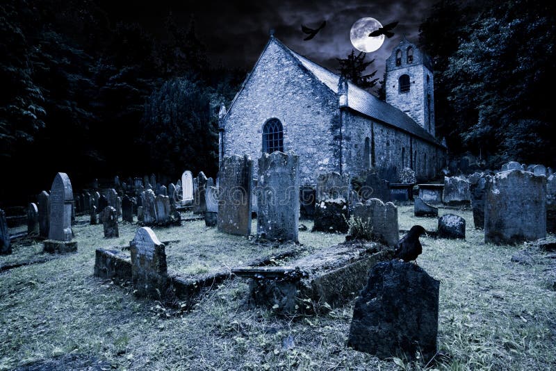 Viejo cementerio con antiguas lÃ¡pidas de lÃ¡pida de sepultura y el antiguo frente de la iglesia de luna llena negro raven noche o