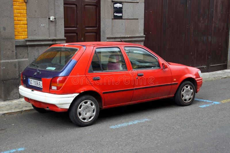  Viejo Ford Fiesta rojo foto de archivo editorial. Imagen de automotor -