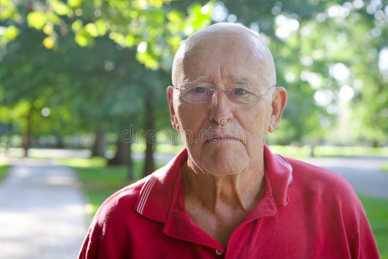 Retrato De Un Viejo Hombre En Una Gorra De Béisbol Roja Imagen de archivo -  Imagen de tarde, drama: 32994455