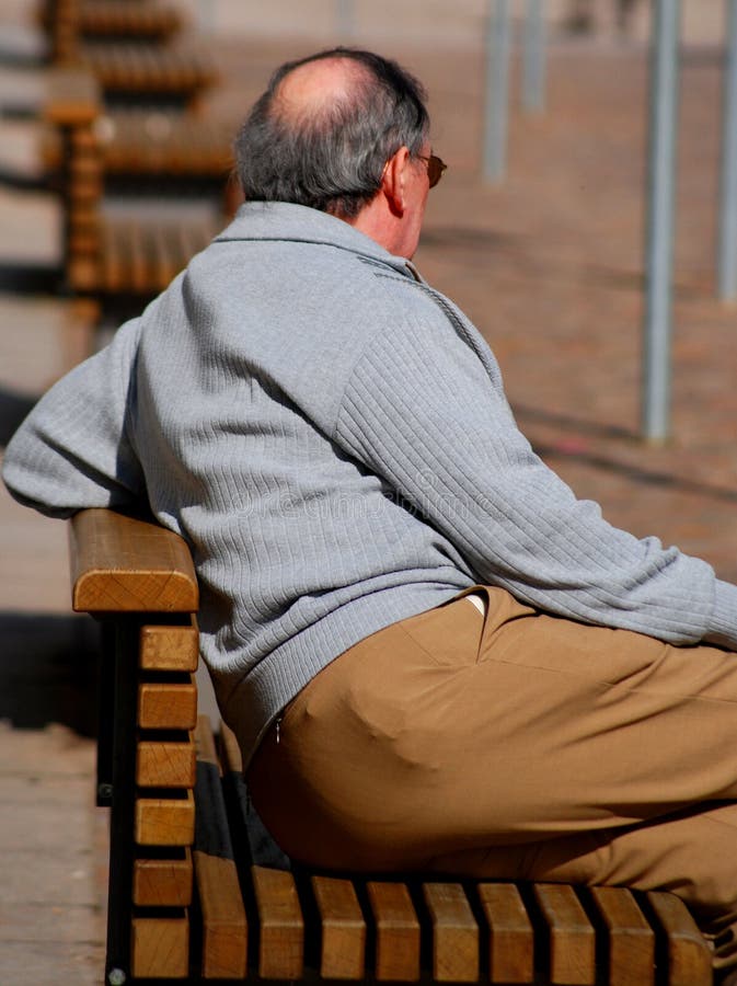 Hombre triste en el banco imagen de archivo. Imagen de efecto - 46957043