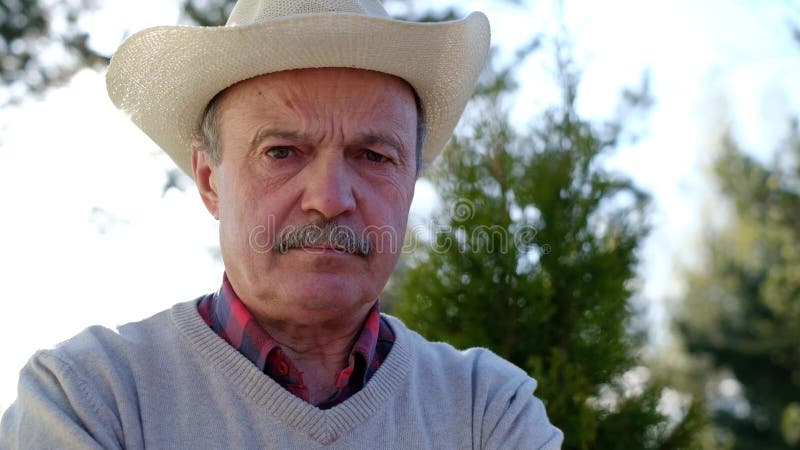 Viejo Hombre Español Infeliz En Sombrero Que Frunce El Ceño Su Cara Metrajes - Vídeo de 147338726