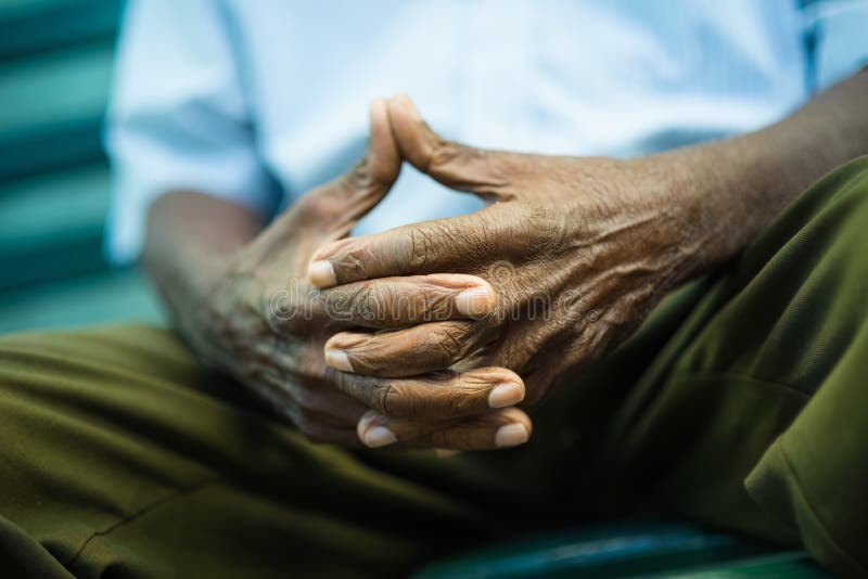 Viejo hombre pensativo que se sienta en banco en parque imágenes de archivo libres de regalías