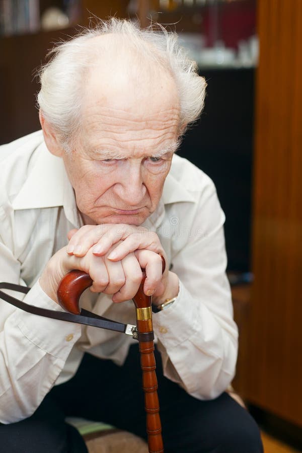 Viejo hombre triste imágenes de archivo libres de regalías Viejo hombre triste imágenes de archivo libres de regalías