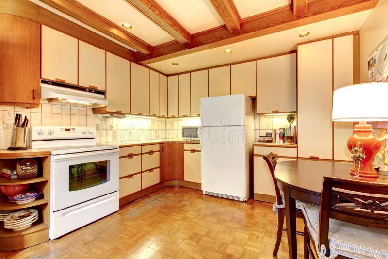 Viejo interior blanco y de madera simple de la cocina. foto de archivo libre de regalías Viejo interior blanco y de madera simple de la cocina. foto de archivo libre de regalías
