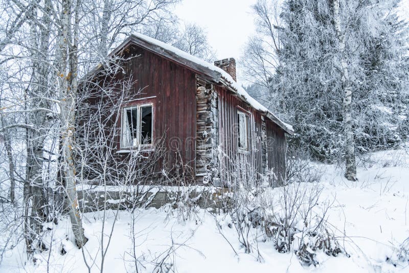 Viejo invierno abandonado Suecia de la casa de la madera imagenes de archivo Viejo invierno abandonado Suecia de la casa de la madera imagenes de archivo
