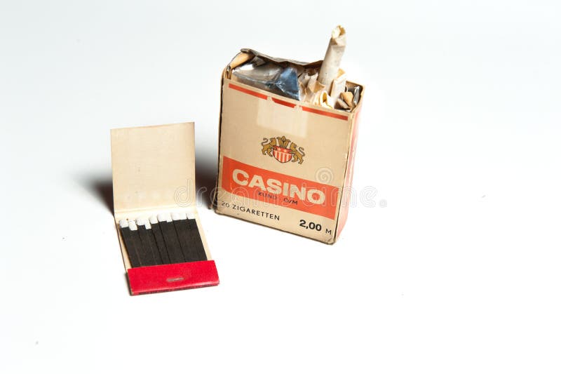 Viejo paquete envejecido de la Alemania Oriental de cigarrillos y de partidos foto de archivo Viejo paquete envejecido de la Alemania Oriental de cigarrillos y de partidos foto de archivo