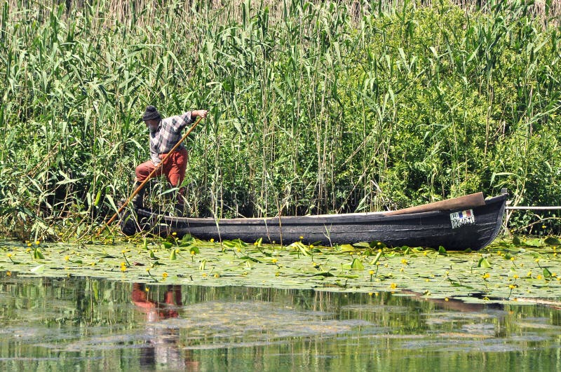 Viejo pescador en su barco imágenes de archivo libres de regalías Viejo pescador en su barco imágenes de archivo libres de regalías