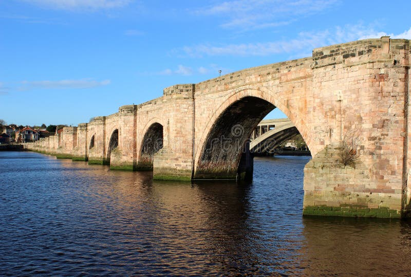 Viejo puente o Berwick Bridge en el Berwick-sobre-tweed imagen de archivo libre de regalías Viejo puente o Berwick Bridge en el Berwick-sobre-tweed imagen de archivo libre de regalías