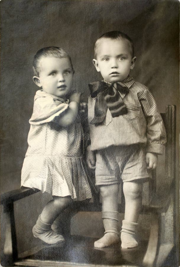 Viejo retrato de dos niños gemelos