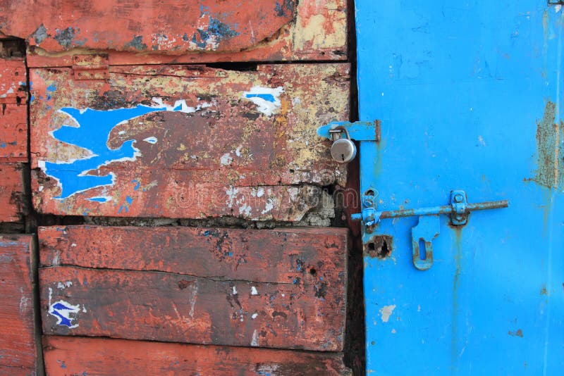 Viejo Rusty Latch en una puerta de madera imagenes de archivo Viejo Rusty Latch en una puerta de madera imagenes de archivo