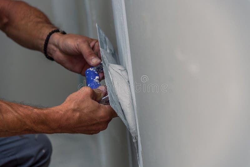Viejo trabajador manual con la pared que enyesa las herramientas que renueva la casa fotos de archivo Viejo trabajador manual con la pared que enyesa las herramientas que renueva la casa fotos de archivo