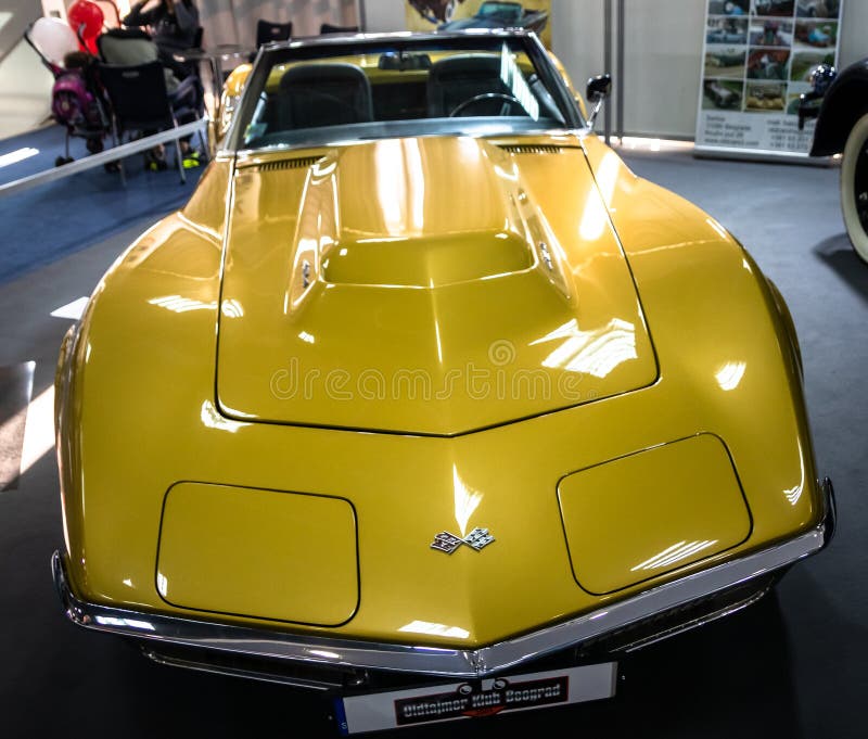 Viejo vintage Chevrolet Corvette Stingray amarillo en el 54.o coche internacional y el sal?n del autom?vil de Belgrado foto de archivo Viejo vintage Chevrolet Corvette Stingray amarillo en el 54.o coche internacional y el sal?n del autom?vil de Belgrado foto de archivo