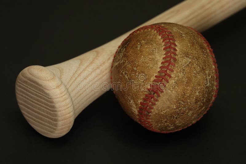 Viejo y usado béisbol con un nuevo palo imágenes de archivo libres de regalías Viejo y usado béisbol con un nuevo palo imágenes de archivo libres de regalías