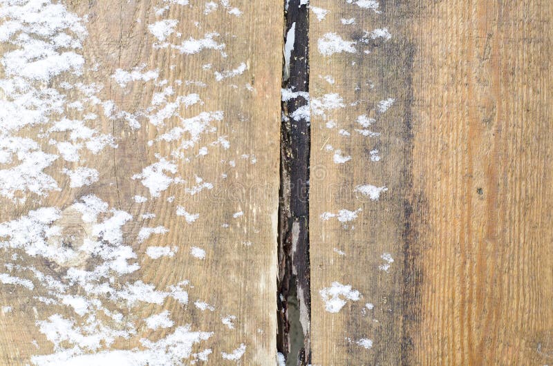 Viejos tableros marrones debajo de la nieve imágenes de archivo libres de regalías Viejos tableros marrones debajo de la nieve imágenes de archivo libres de regalías