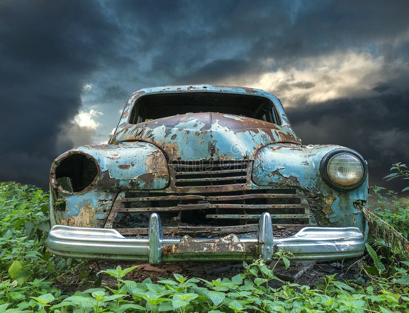 Viejos un coche coloreado del vintage azules cielos rústicos fotos de archivo libres de regalías Viejos un coche coloreado del vintage azules cielos rústicos fotos de archivo libres de regalías