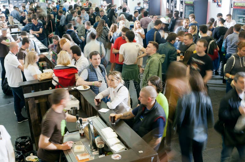 Viel schmeckende Art der Leute des Bieres in der enormen Halle der Bar stockfoto Viel schmeckende Art der Leute des Bieres in der enormen Halle der Bar stockfoto