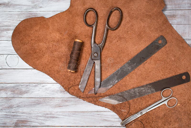 Viele Arbeitswerkzeuge und -leder für Schuster Ledernes Handwerk Kopieren Sie Platz lizenzfreies stockbild Viele Arbeitswerkzeuge und -leder für Schuster Ledernes Handwerk Kopieren Sie Platz lizenzfreies stockbild