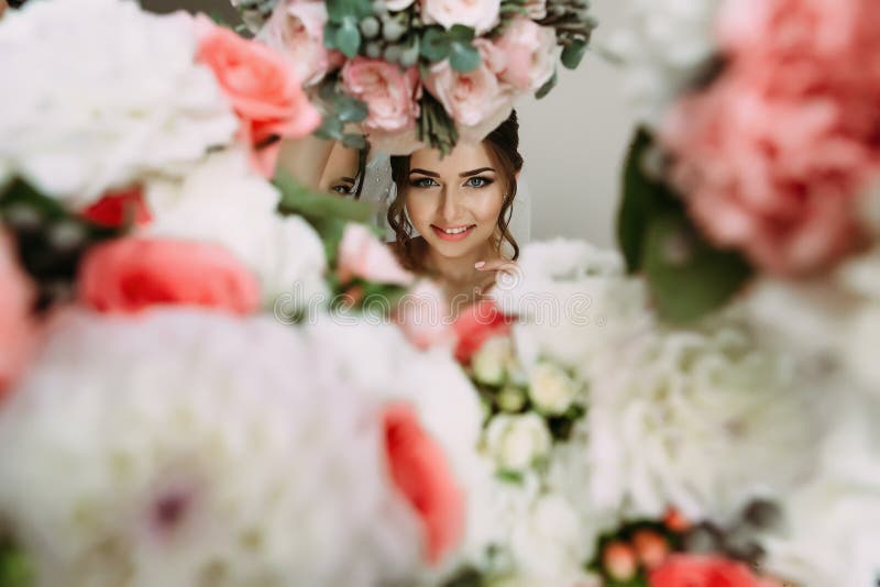 Viele Blumen und das Gesicht der Braut in der Mitte
