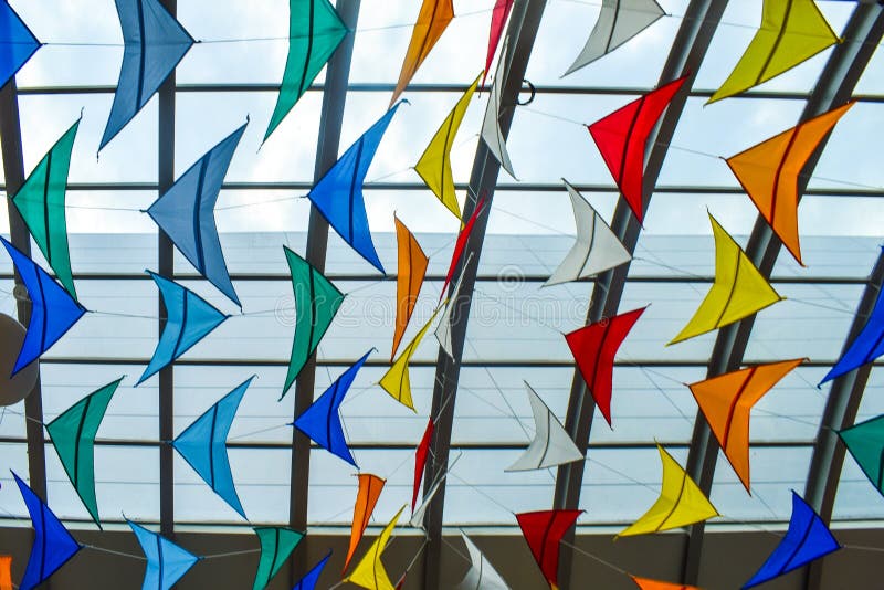 Viele bunten Drachen gegen das Glasdach stockfotos Viele bunten Drachen gegen das Glasdach stockfotos