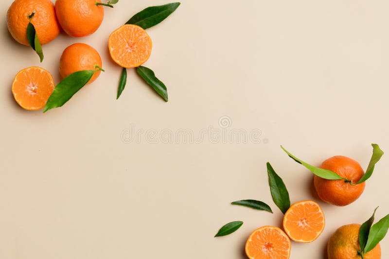 Viele frisch reife Mandarine mit grünen Blättern auf farbigem Hintergrund Top-View Platz für Text.