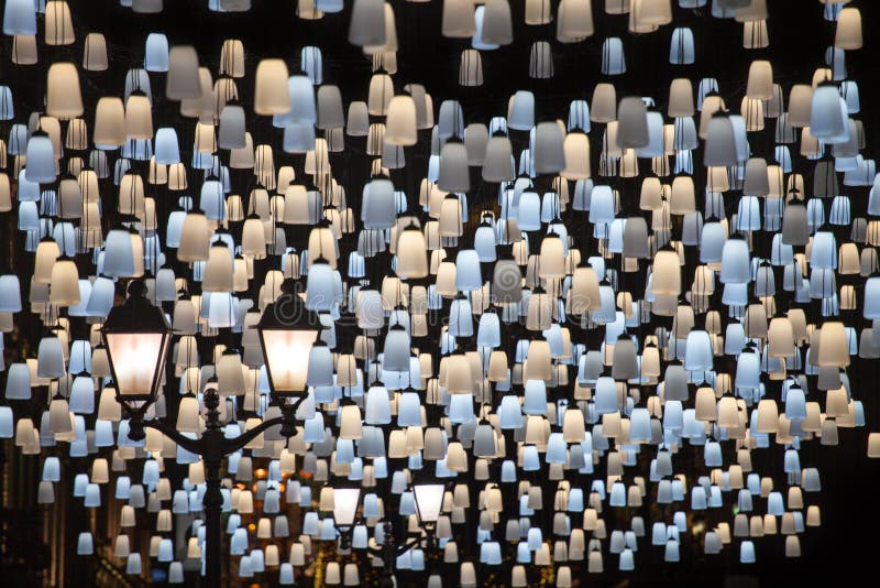 Viele hellen brennenden Lichter blau und gelbe Laternen, die an der Himmel-Hintergrundnahaufnahme der dunklen Nacht hängen lizenzfreies stockbild Viele hellen brennenden Lichter blau und gelbe Laternen, die an der Himmel-Hintergrundnahaufnahme der dunklen Nacht hängen lizenzfreies stockbild