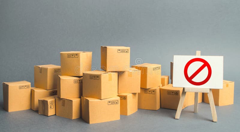 Viele Kartons und ein Schild mit rotem Symbol NO. Embargo, Handelskriege. UnfÃ¤higkeit, Produkte zu verkaufen, Einfuhrverbot