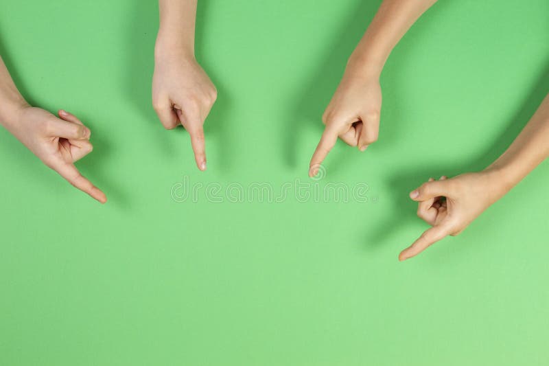 Viele Kinderhände, die auf etwas auf hellgrünem Hintergrund zeigen lizenzfreies stockbild Viele Kinderhände, die auf etwas auf hellgrünem Hintergrund zeigen lizenzfreies stockbild