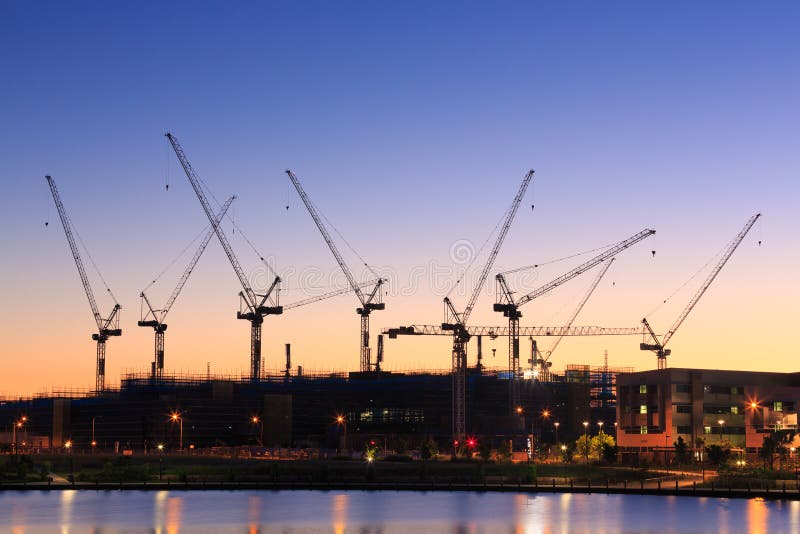 Viele Kräne an der australischen Baustelle stockfoto Viele Kräne an der australischen Baustelle stockfoto