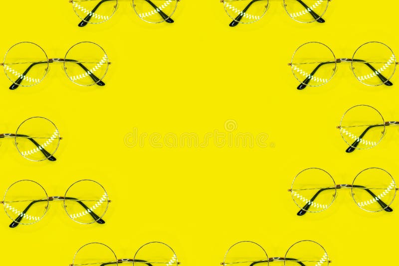 Viele runden Gläser, die als Rahmen auf gelbem Hintergrund liegen Spitzenstandpunkt, flache Lage lizenzfreies stockbild Viele runden Gläser, die als Rahmen auf gelbem Hintergrund liegen Spitzenstandpunkt, flache Lage lizenzfreies stockbild