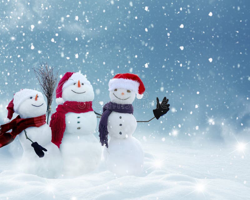 Viele Schneemänner, die in der Winter Weihnachtslandschaft stehen lizenzfreie stockbilder Viele Schneemänner, die in der Winter Weihnachtslandschaft stehen lizenzfreie stockbilder