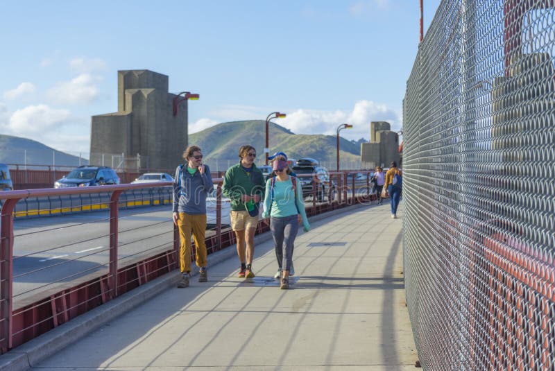 Viele Touristen, die herauf Golden gate bridge gegen blauen Himmel in San Francisco, CA gehen lizenzfreie stockfotos Viele Touristen, die herauf Golden gate bridge gegen blauen Himmel in San Francisco, CA gehen lizenzfreie stockfotos