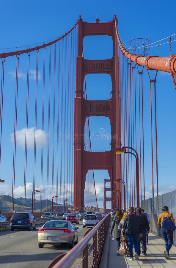 Viele Touristen, die herauf Golden gate bridge gegen blauen Himmel in San Francisco, CA gehen stockfotos Viele Touristen, die herauf Golden gate bridge gegen blauen Himmel in San Francisco, CA gehen stockfotos