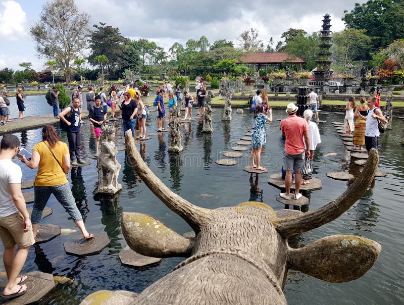 Viele Touristen in Tirta Ganga in der Hauptsaison lizenzfreie stockfotos Viele Touristen in Tirta Ganga in der Hauptsaison lizenzfreie stockfotos